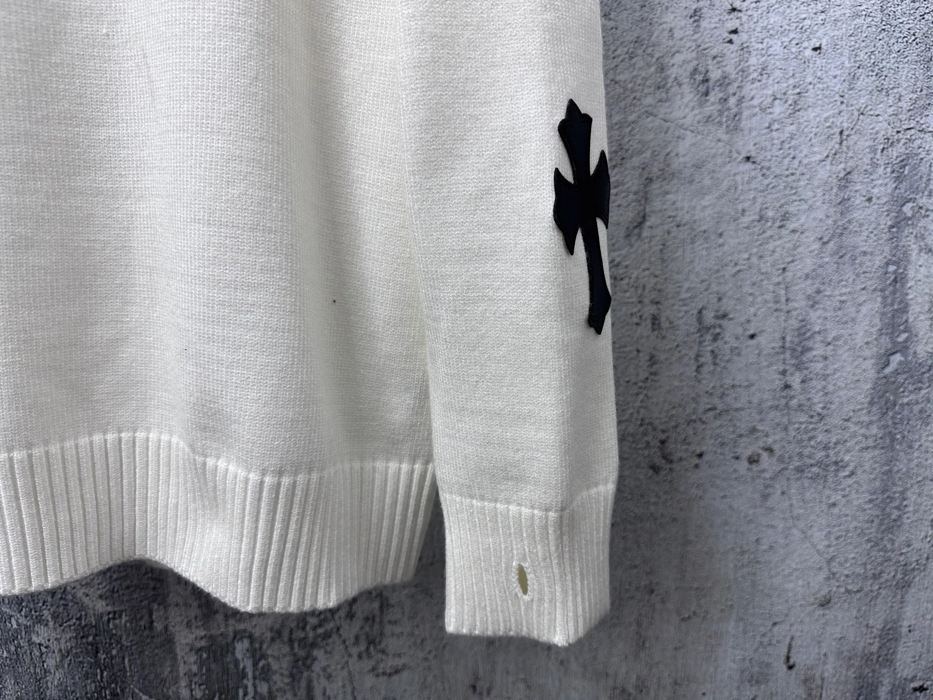 ￼ ￼ P250 [Chrome Hearts] Chrome Hearts' new cross-knitted jacquard appliqué crew neck sweater. Contains 20% wool. The item is made of custom-dyed and custom-spun yarn, purchased from the original version. A full set of customized accessories. Details determine success or failure. A new model for autumn and winter. It is soft and delicate and does not tie the body. The upper body effect is very nice. Loose fit. Same style for men and women. Color: White Black Size: S-L